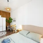 Symphony Apartment - Free Parking & Airport Taxi