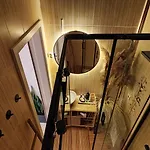 Symphony Apartment - Free Parking & Airport Taxi