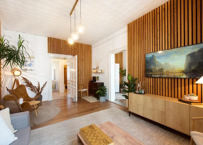 Symphony Apartment - Free Parking & Airport Taxi