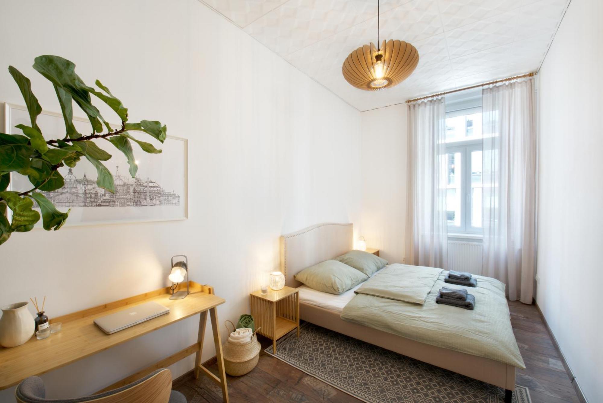 Symphony - Free Parking & Airport Taxi Apartment *