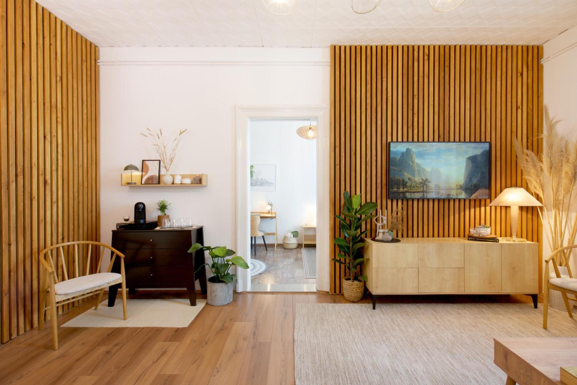 Symphony - Free Parking & Airport Taxi Apartment