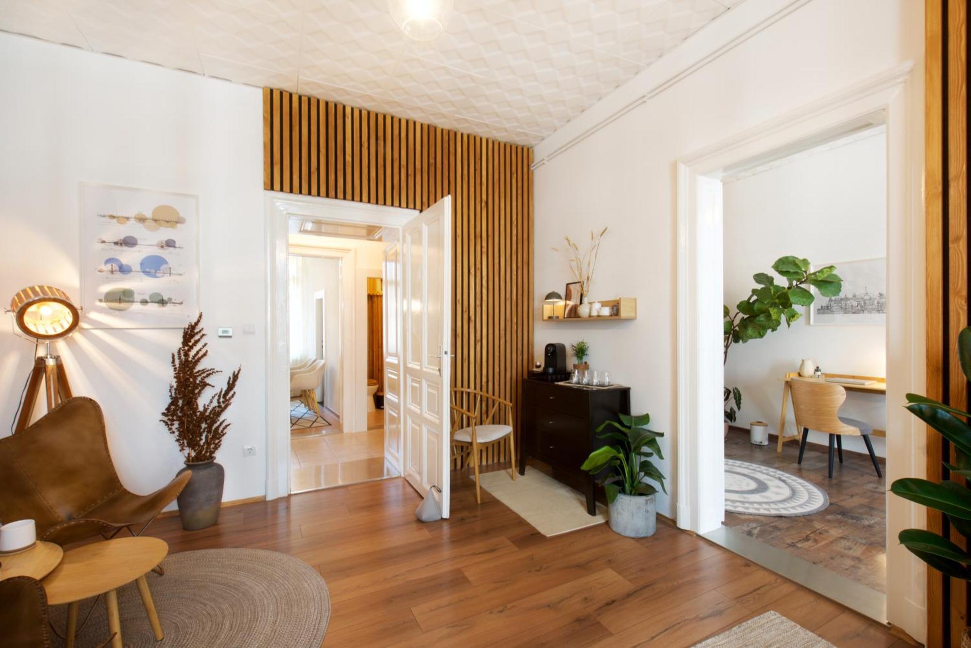 Symphony - Free Parking & Airport Taxi Apartment