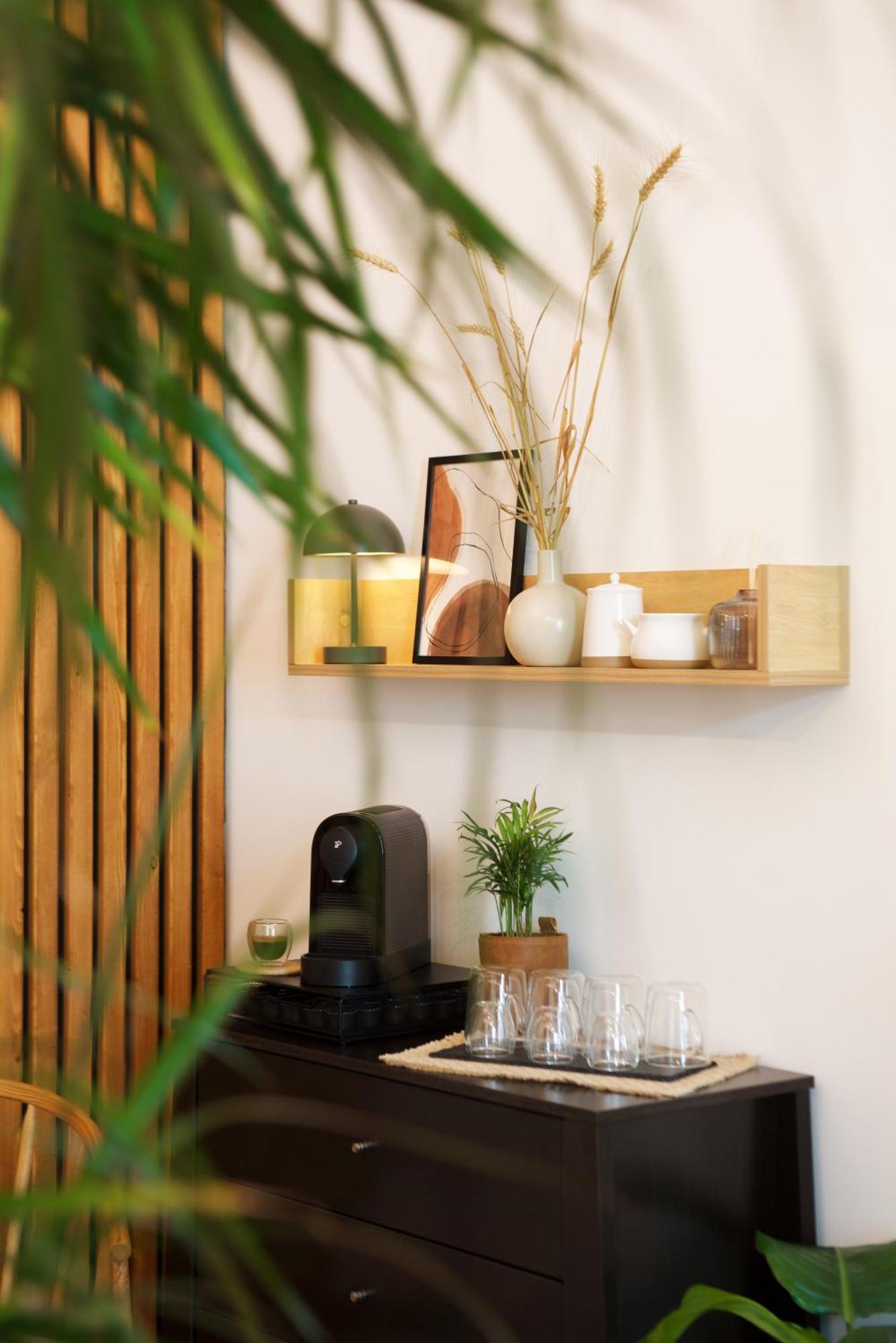 Symphony - Free Parking & Airport Taxi Apartment