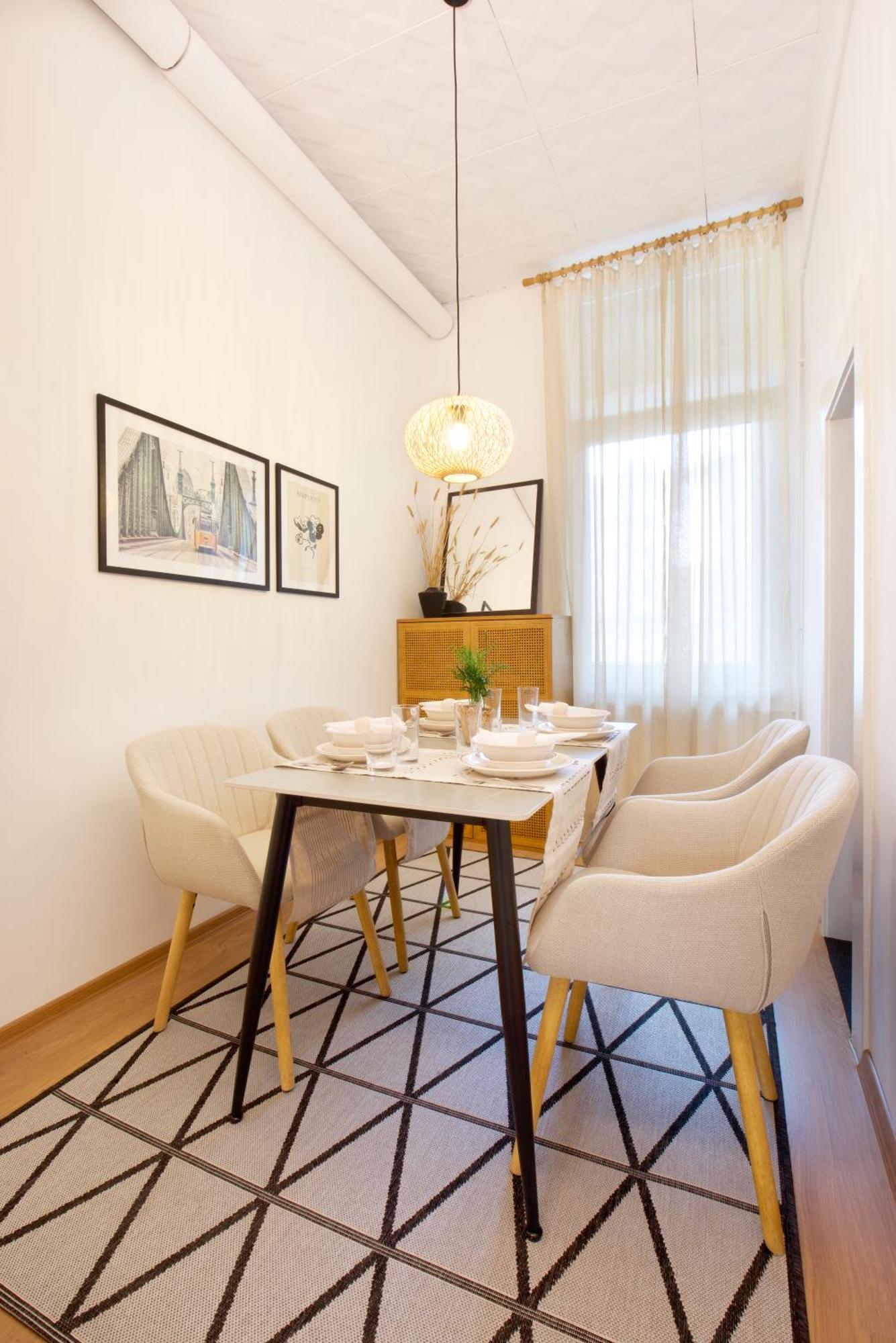 Apartment Symphony - Free Parking & Airport Taxi Budapest