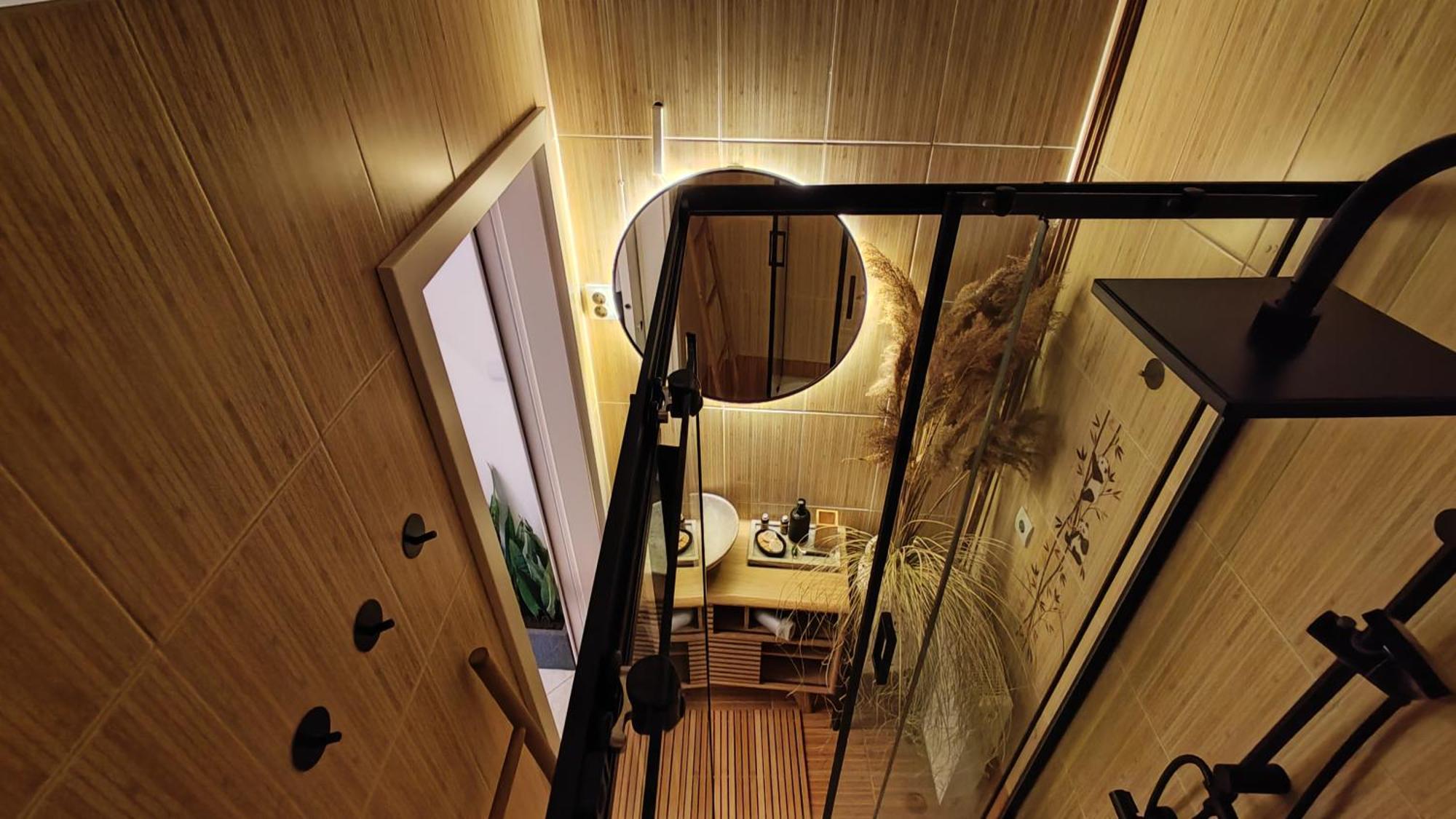Symphony - Free Parking & Airport Taxi Apartment *